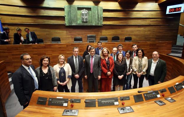 Javier Fernández, en el centro, con los diputados del grupo socialista de esta legislatura. 