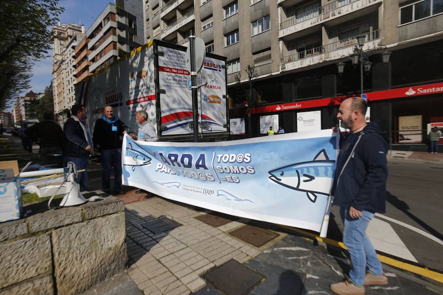 Pescadores asturianos y gallegos se han dado cita en Oviedo para exigir un «reparto justo» de las cuotas de xarda. Durante su protesta, han repartido hasta cinco toneladas de pescado entre los vecinos.