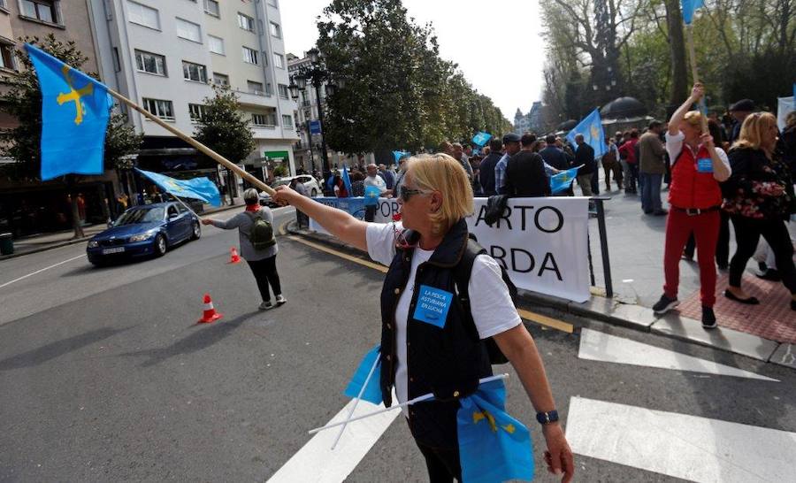 Pescadores asturianos y gallegos se han dado cita en Oviedo para exigir un «reparto justo» de las cuotas de xarda. Durante su protesta, han repartido hasta cinco toneladas de pescado entre los vecinos.