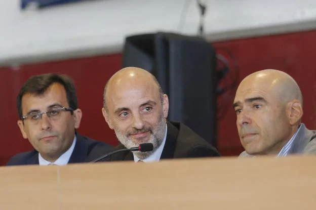 Manuel Rodríguez, Antonio Corripio y Joaquín Miranda durante una asamblea grupista. 