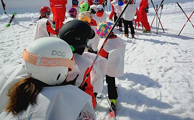 Chavales, en la actividad deportiva de Fuentes de Invierno. 