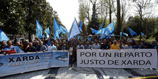 Casi trescientos pescadores de Asturias y Galicia se unieron para reclamar la revisión del reparto de cuota de xarda, que consideran una «injusticia histórica». 