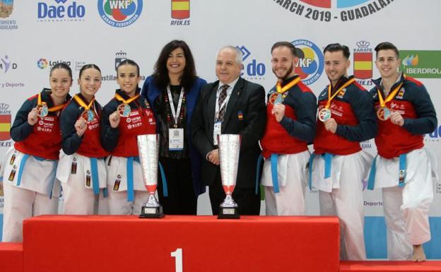 Los equipos españoles campeones en kata, en Guadalajara. 