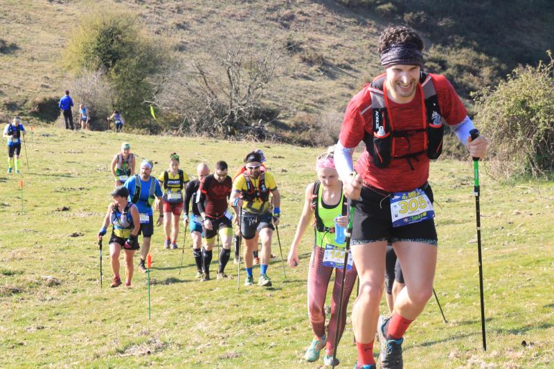 Unos 300 corredores se han enfrentado este domingo a la tradicional subida al Picu Pienzu (Arriondas), una prueba de 21,5 kilómetros y 2.500 metros de desnivel acumulado solo apta para valientes.