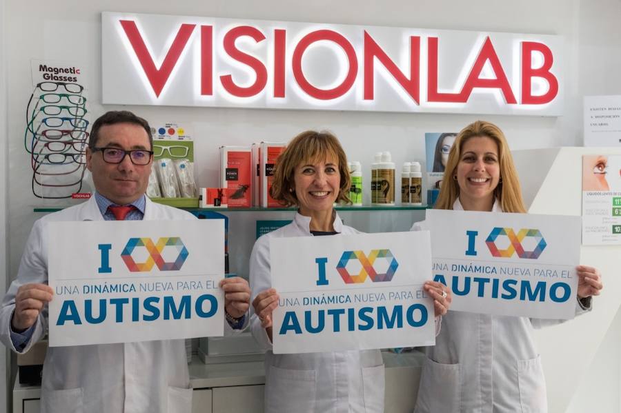 Dar visibilidad a los problemas a los que se enfrentan a diario quienes tienen autismo y sus familiares es el principal objetivo Día Mundial del Autismo, que se celebra este martes. Este fin de semana ya se celebraron varios actos, como el organizado por la Asociación de Familiares y Personas con Autismo (Adansi) en Oviedo. Y son muchos quienes se han sumado a esta campaña para reclamar más medios y apoyo. Colegios, universitarios, deportistas, guardias civiles y muchas más personas de todos los puntos de Asturias y del resto de España se han unido a esta iniciativa que tiene al signo del infinito como símbolo.