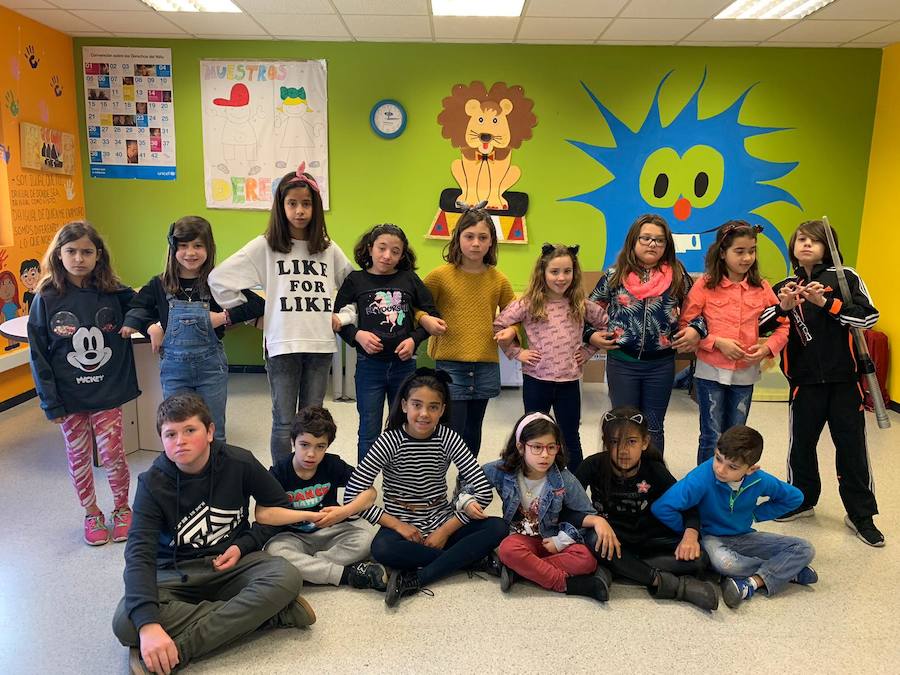 Dar visibilidad a los problemas a los que se enfrentan a diario quienes tienen autismo y sus familiares es el principal objetivo Día Mundial del Autismo, que se celebra este martes. Este fin de semana ya se celebraron varios actos, como el organizado por la Asociación de Familiares y Personas con Autismo (Adansi) en Oviedo. Y son muchos quienes se han sumado a esta campaña para reclamar más medios y apoyo. Colegios, universitarios, deportistas, guardias civiles y muchas más personas de todos los puntos de Asturias y del resto de España se han unido a esta iniciativa que tiene al signo del infinito como símbolo.