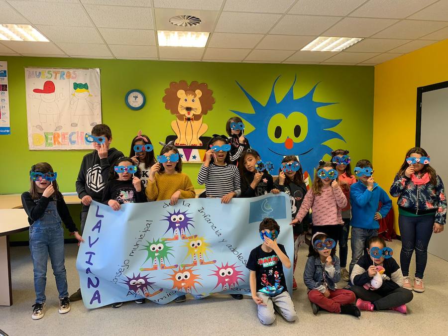 Dar visibilidad a los problemas a los que se enfrentan a diario quienes tienen autismo y sus familiares es el principal objetivo Día Mundial del Autismo, que se celebra este martes. Este fin de semana ya se celebraron varios actos, como el organizado por la Asociación de Familiares y Personas con Autismo (Adansi) en Oviedo. Y son muchos quienes se han sumado a esta campaña para reclamar más medios y apoyo. Colegios, universitarios, deportistas, guardias civiles y muchas más personas de todos los puntos de Asturias y del resto de España se han unido a esta iniciativa que tiene al signo del infinito como símbolo.