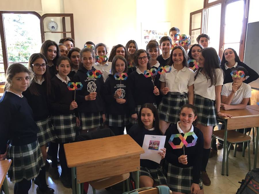 Dar visibilidad a los problemas a los que se enfrentan a diario quienes tienen autismo y sus familiares es el principal objetivo Día Mundial del Autismo, que se celebra este martes. Este fin de semana ya se celebraron varios actos, como el organizado por la Asociación de Familiares y Personas con Autismo (Adansi) en Oviedo. Y son muchos quienes se han sumado a esta campaña para reclamar más medios y apoyo. Colegios, universitarios, deportistas, guardias civiles y muchas más personas de todos los puntos de Asturias y del resto de España se han unido a esta iniciativa que tiene al signo del infinito como símbolo.