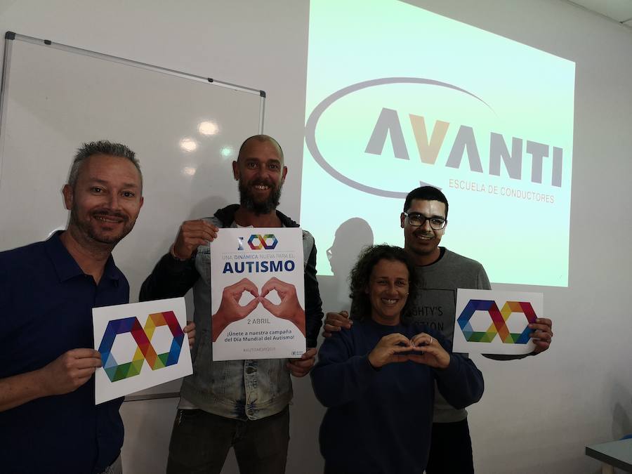 Dar visibilidad a los problemas a los que se enfrentan a diario quienes tienen autismo y sus familiares es el principal objetivo Día Mundial del Autismo, que se celebra este martes. Este fin de semana ya se celebraron varios actos, como el organizado por la Asociación de Familiares y Personas con Autismo (Adansi) en Oviedo. Y son muchos quienes se han sumado a esta campaña para reclamar más medios y apoyo. Colegios, universitarios, deportistas, guardias civiles y muchas más personas de todos los puntos de Asturias y del resto de España se han unido a esta iniciativa que tiene al signo del infinito como símbolo.