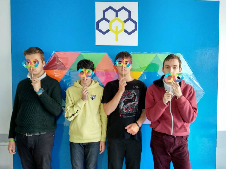 Dar visibilidad a los problemas a los que se enfrentan a diario quienes tienen autismo y sus familiares es el principal objetivo Día Mundial del Autismo, que se celebra este martes. Este fin de semana ya se celebraron varios actos, como el organizado por la Asociación de Familiares y Personas con Autismo (Adansi) en Oviedo. Y son muchos quienes se han sumado a esta campaña para reclamar más medios y apoyo. Colegios, universitarios, deportistas, guardias civiles y muchas más personas de todos los puntos de Asturias y del resto de España se han unido a esta iniciativa que tiene al signo del infinito como símbolo.