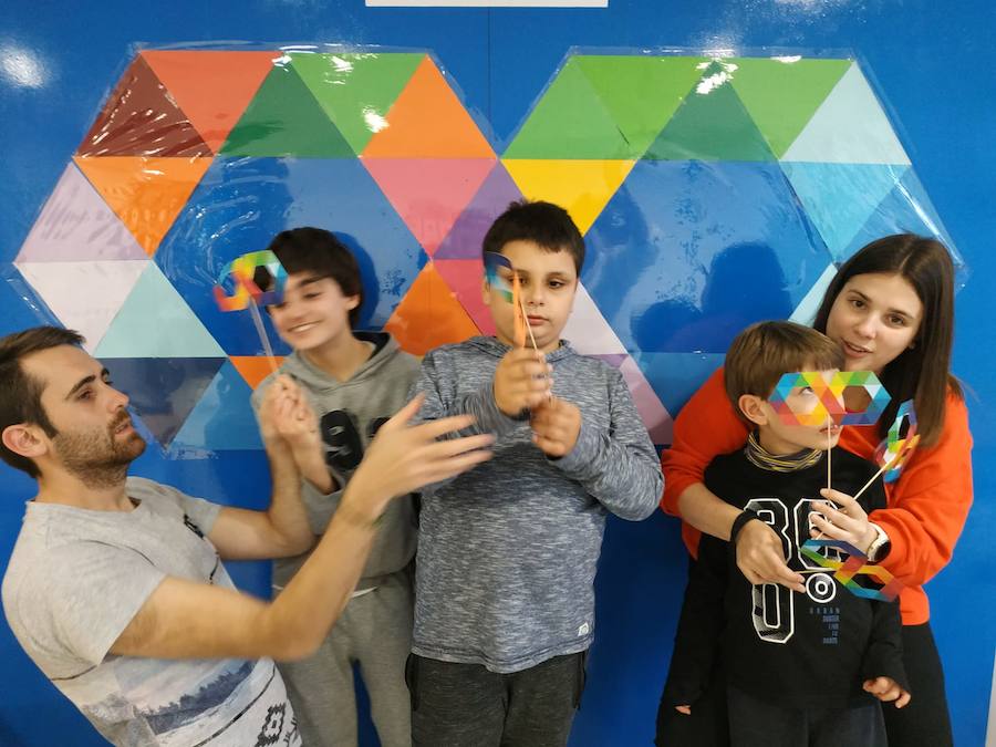 Dar visibilidad a los problemas a los que se enfrentan a diario quienes tienen autismo y sus familiares es el principal objetivo Día Mundial del Autismo, que se celebra este martes. Este fin de semana ya se celebraron varios actos, como el organizado por la Asociación de Familiares y Personas con Autismo (Adansi) en Oviedo. Y son muchos quienes se han sumado a esta campaña para reclamar más medios y apoyo. Colegios, universitarios, deportistas, guardias civiles y muchas más personas de todos los puntos de Asturias y del resto de España se han unido a esta iniciativa que tiene al signo del infinito como símbolo.