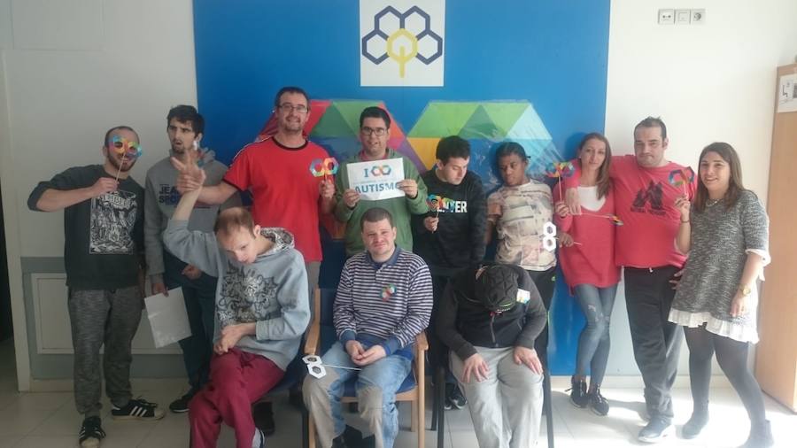 Dar visibilidad a los problemas a los que se enfrentan a diario quienes tienen autismo y sus familiares es el principal objetivo Día Mundial del Autismo, que se celebra este martes. Este fin de semana ya se celebraron varios actos, como el organizado por la Asociación de Familiares y Personas con Autismo (Adansi) en Oviedo. Y son muchos quienes se han sumado a esta campaña para reclamar más medios y apoyo. Colegios, universitarios, deportistas, guardias civiles y muchas más personas de todos los puntos de Asturias y del resto de España se han unido a esta iniciativa que tiene al signo del infinito como símbolo.