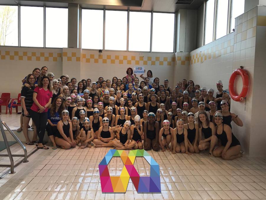 Dar visibilidad a los problemas a los que se enfrentan a diario quienes tienen autismo y sus familiares es el principal objetivo Día Mundial del Autismo, que se celebra este martes. Este fin de semana ya se celebraron varios actos, como el organizado por la Asociación de Familiares y Personas con Autismo (Adansi) en Oviedo. Y son muchos quienes se han sumado a esta campaña para reclamar más medios y apoyo. Colegios, universitarios, deportistas, guardias civiles y muchas más personas de todos los puntos de Asturias y del resto de España se han unido a esta iniciativa que tiene al signo del infinito como símbolo.