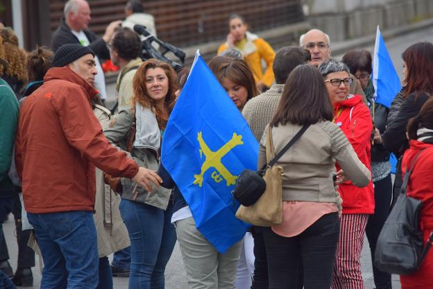 Aunque pocas, en la concentración de Madrid también ondearon algunas banderas asturianas.