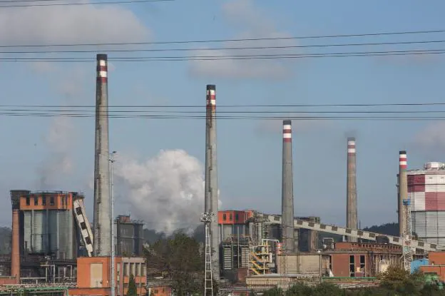 Las chimeneas de las baterías de cok de Avilés, que Arcelor prevé apagar a final de año. 