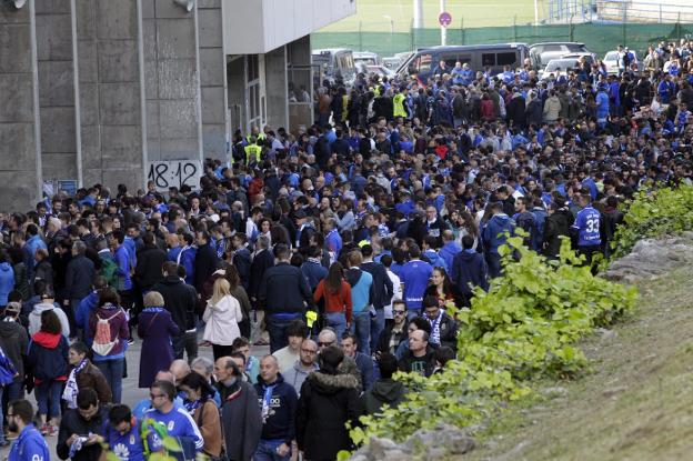Los aficionados azules aguardan fuera del estadio hasta las 18.12 horas, tal como indica un letrero situado en uno de los pilares. 