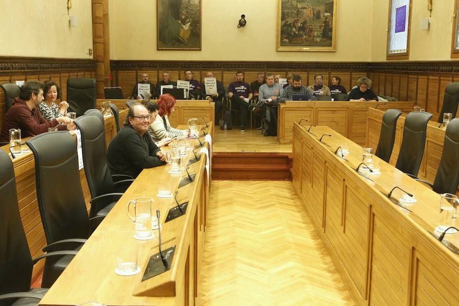 Representantes de la federación de asociaciones de vecinos de la zona urbana (FAV) han iniciado un encierro en el salón de plenos del Ayuntamiento de Gijón para exigir la ratificación del nuevo convenio del plan de vías por parte del Consejo de Ministros y del Consejo de Gobierno del Principado. Junto a ellos, se han quedado los concejales de Xixón Sí Puede.