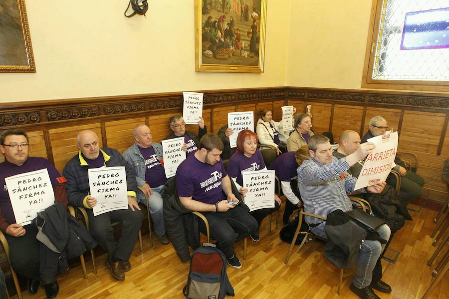 Representantes de la federación de asociaciones de vecinos de la zona urbana (FAV) han iniciado un encierro en el salón de plenos del Ayuntamiento de Gijón para exigir la ratificación del nuevo convenio del plan de vías por parte del Consejo de Ministros y del Consejo de Gobierno del Principado. Junto a ellos, se han quedado los concejales de Xixón Sí Puede.