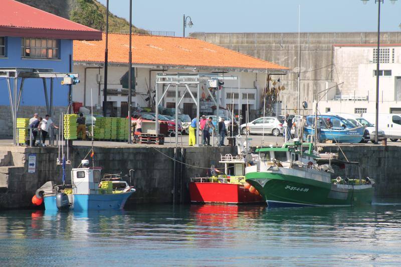 Cantabria amenaza con movilizarse para evitar un nuevo reparto de las cuotas. El puerto de Lastres presentaba mucha actividad este lunes, donde además de los barcos propios del puerto se han podido ver tambien lanchas de las comunidades vecinas de Cantabria y Galicia.