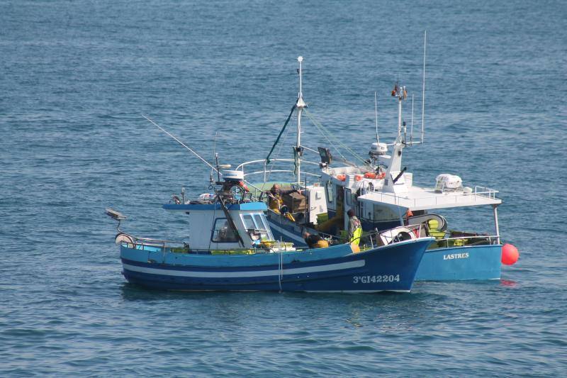 Cantabria amenaza con movilizarse para evitar un nuevo reparto de las cuotas. El puerto de Lastres presentaba mucha actividad este lunes, donde además de los barcos propios del puerto se han podido ver tambien lanchas de las comunidades vecinas de Cantabria y Galicia.