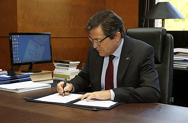 Javier Fernández, durante la firma del decreto. 