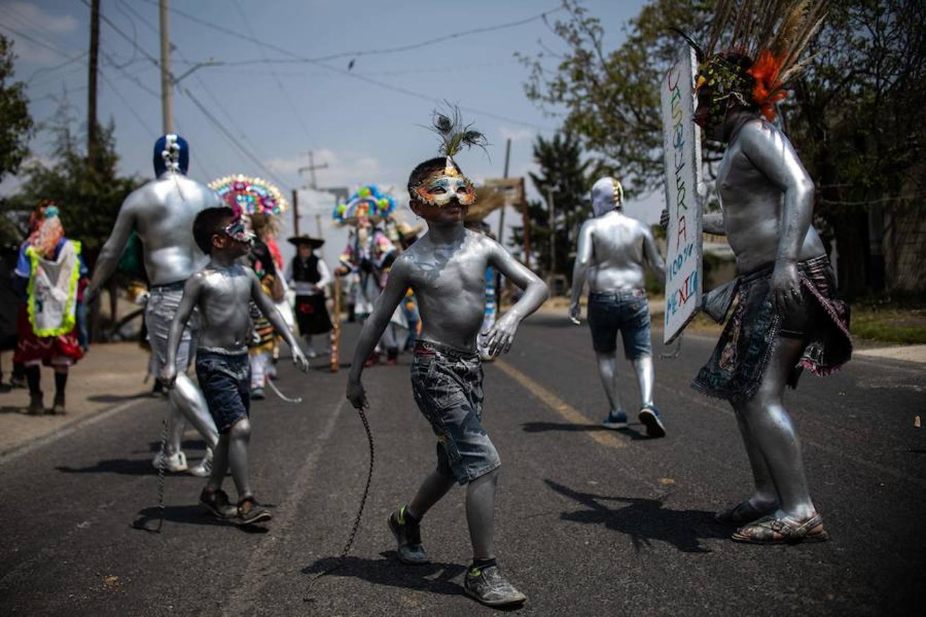 Hombres pintados de todas las edades salen a la calle como parte del ritual de la lucha del bien contra el mal. El color plateado simboliza la luz sobre los pueblos mientras que el color negro, pondera la buena coseha de frijol ayocote. 