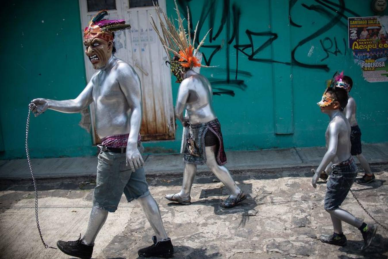 Hombres pintados de todas las edades salen a la calle como parte del ritual de la lucha del bien contra el mal. El color plateado simboliza la luz sobre los pueblos mientras que el color negro, pondera la buena coseha de frijol ayocote. 