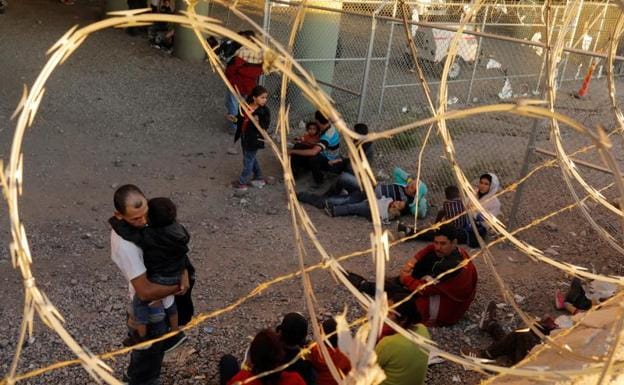 Un grupo de migrantes retenidos por la Patrulla Fronteriza de Estados Unidos.