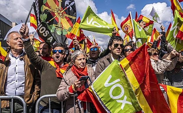 «La foto de la semana»: el beso ante una mesa de Vox en Valladolid que se ha vuelto viral