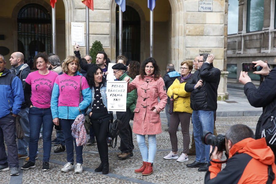 Los encerrados en el salón de plenos del Ayuntamiento de Gijón han recibido este miércoles el respaldo de un grupo de personas que ha querido apoyar su exigencia a los Gobierno central y regional. Piden una fecha para firmar el convenio que saque adelante el plan de vías gijonés