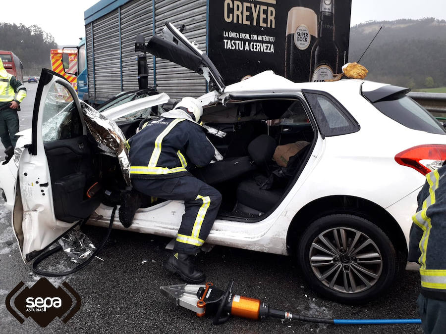 El granizo y las fuertes lluvias están detrás de los numerosos accidentes registrados en las carreteras del centro de Asturias. La A-66 y la A-64, principales vías afectadas, han registrado, además, importantes retenciones.