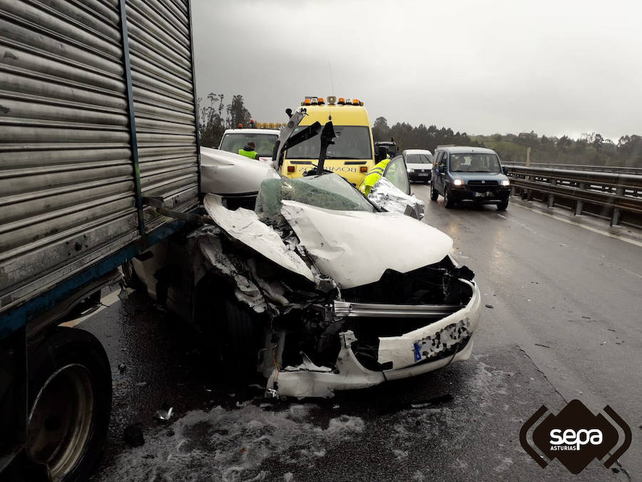 El granizo y las fuertes lluvias están detrás de los numerosos accidentes registrados en las carreteras del centro de Asturias. La A-66 y la A-64, principales vías afectadas, han registrado, además, importantes retenciones.