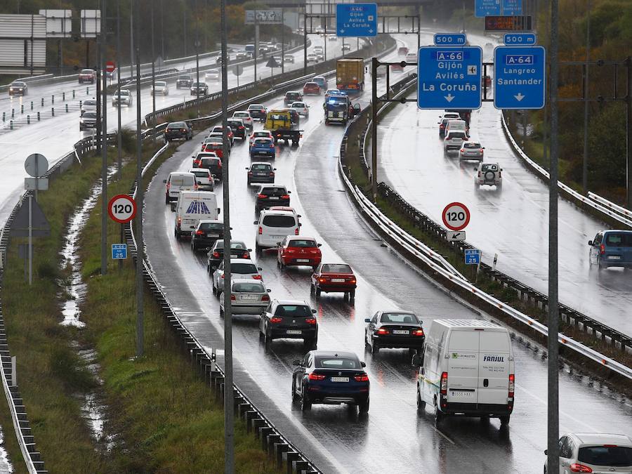 El granizo y las fuertes lluvias están detrás de los numerosos accidentes registrados en las carreteras del centro de Asturias. La A-66 y la A-64, principales vías afectadas, han registrado, además, importantes retenciones.