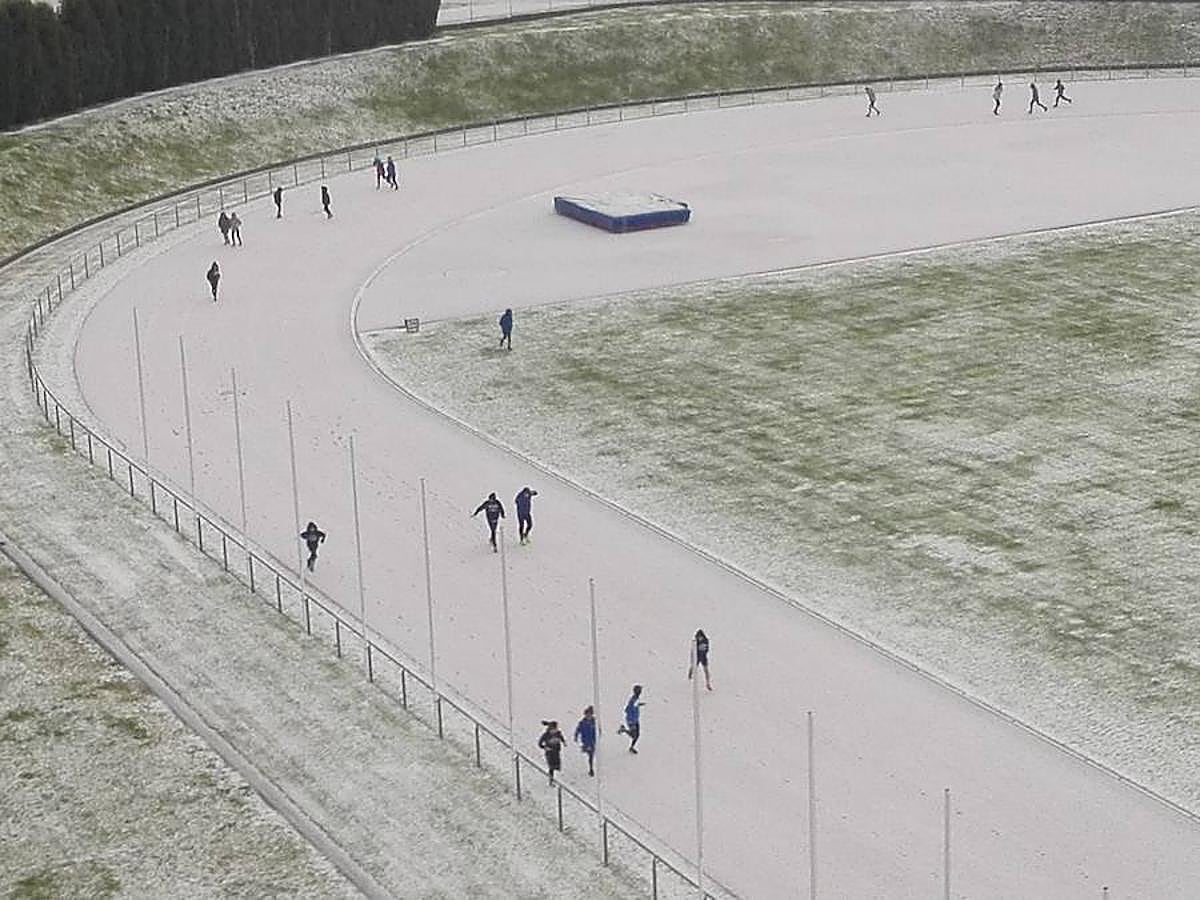 Una intensa granizada ha dejado Avilés por unos minutos cubierta de un manto blanco, dando una poco habitual imagen de la ciudad.
