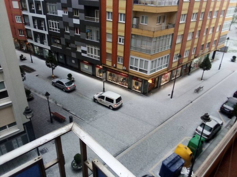 Una intensa granizada ha dejado Avilés por unos minutos cubierta de un manto blanco, dando una poco habitual imagen de la ciudad.
