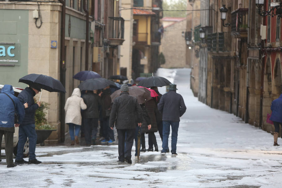 Una intensa granizada ha dejado Avilés por unos minutos cubierta de un manto blanco, dando una poco habitual imagen de la ciudad.