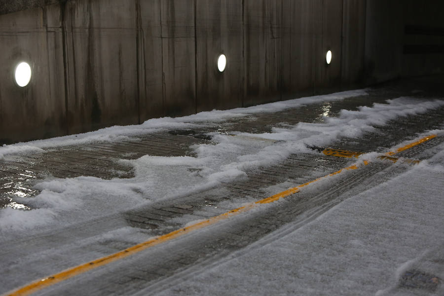 Una intensa granizada ha dejado Avilés por unos minutos cubierta de un manto blanco, dando una poco habitual imagen de la ciudad.