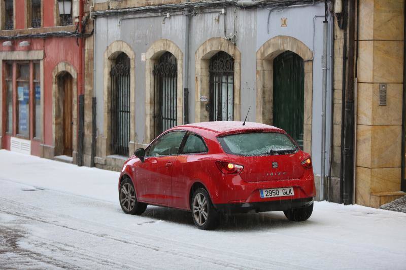 Una intensa granizada ha dejado Avilés por unos minutos cubierta de un manto blanco, dando una poco habitual imagen de la ciudad.