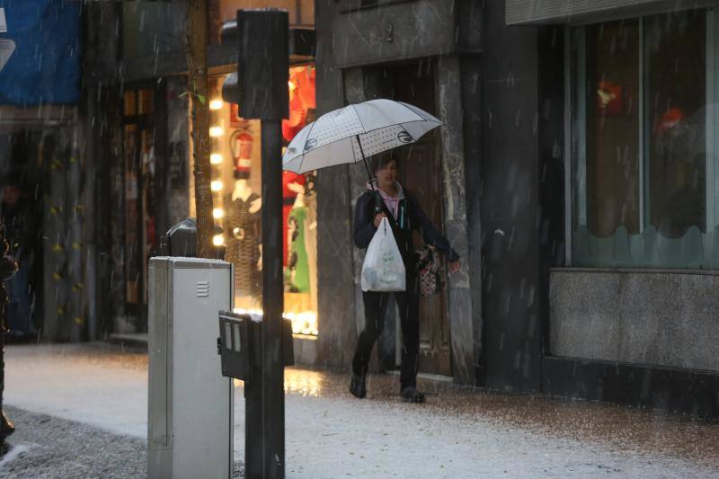 Una intensa granizada ha dejado Avilés por unos minutos cubierta de un manto blanco, dando una poco habitual imagen de la ciudad.