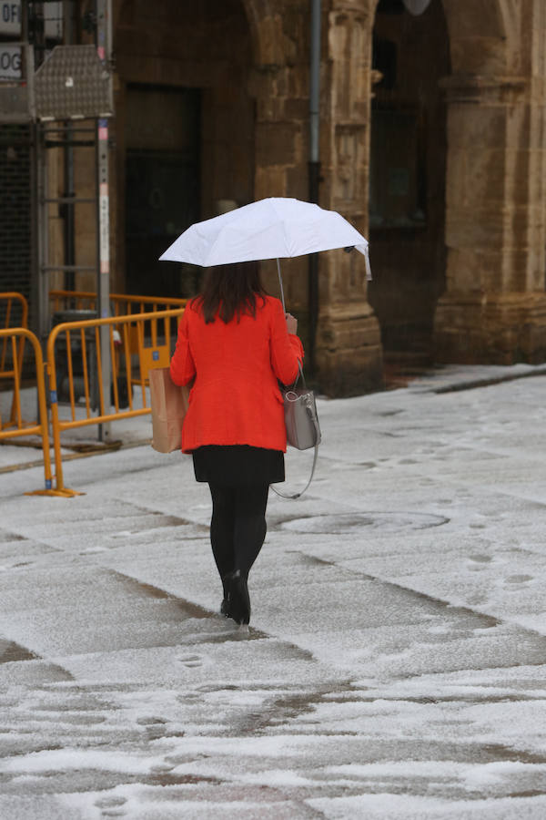 Una intensa granizada ha dejado Avilés por unos minutos cubierta de un manto blanco, dando una poco habitual imagen de la ciudad.