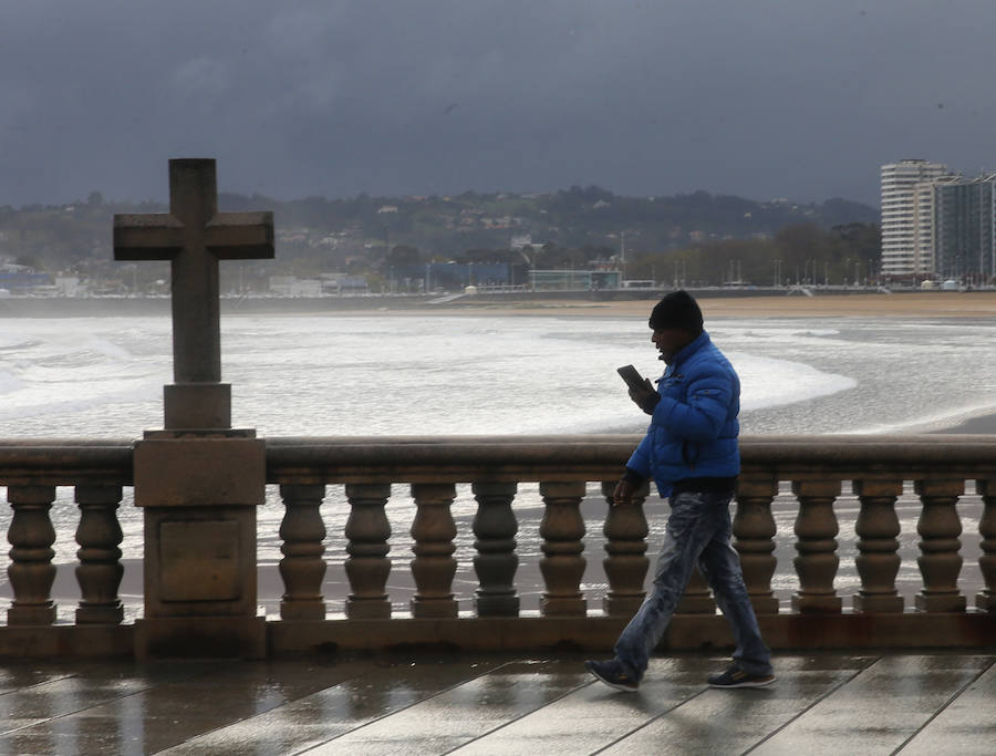 Una masa de aire procedente de Groenlandia ha devuelve las lluvias a Asturias y ha desplomado los termómetros. Además, ha situado la cota de nieve en torno a los 600 metros.