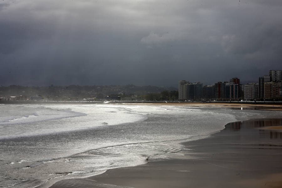 Una masa de aire procedente de Groenlandia ha devuelve las lluvias a Asturias y ha desplomado los termómetros. Además, ha situado la cota de nieve en torno a los 600 metros.