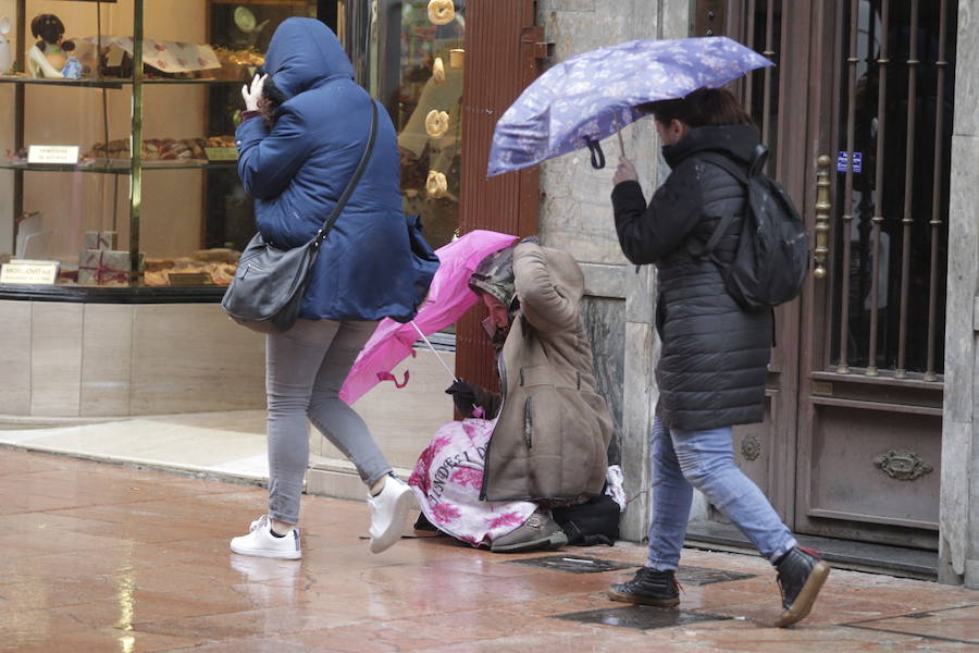 Una masa de aire procedente de Groenlandia ha devuelve las lluvias a Asturias y ha desplomado los termómetros. Además, ha situado la cota de nieve en torno a los 600 metros.