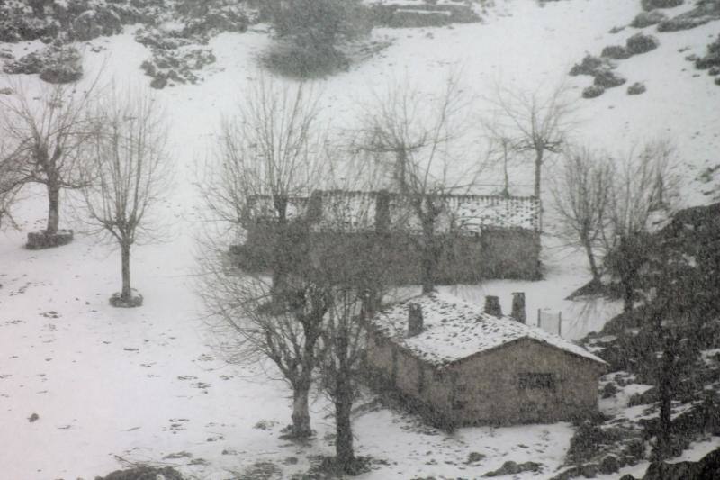 Una masa de aire procedente de Groenlandia ha devuelve las lluvias a Asturias y ha desplomado los termómetros. Además, ha situado la cota de nieve en torno a los 600 metros.