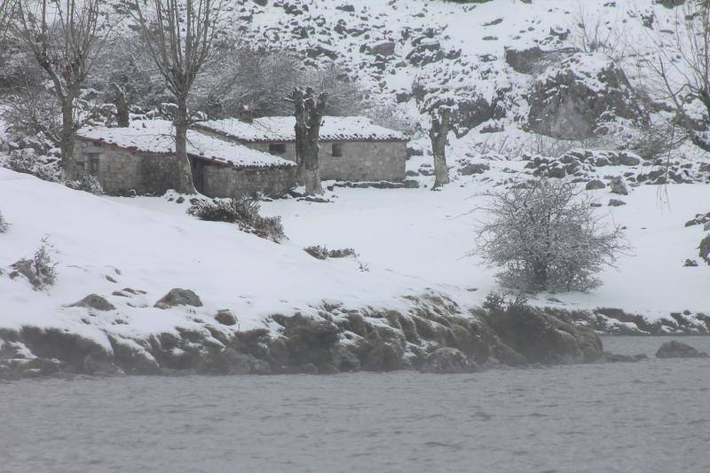 Una masa de aire procedente de Groenlandia ha devuelve las lluvias a Asturias y ha desplomado los termómetros. Además, ha situado la cota de nieve en torno a los 600 metros.