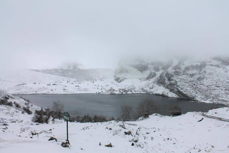 Una masa de aire procedente de Groenlandia ha devuelve las lluvias a Asturias y ha desplomado los termómetros. Además, ha situado la cota de nieve en torno a los 600 metros.