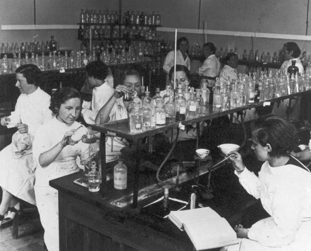 Laboratorio Foster de la Residencia de Señoritas hacia 1930. 