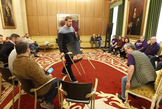 Reunión de la plataforma en defensa del plan de vías celebrada en el salón de recepciones del Ayuntamiento. 