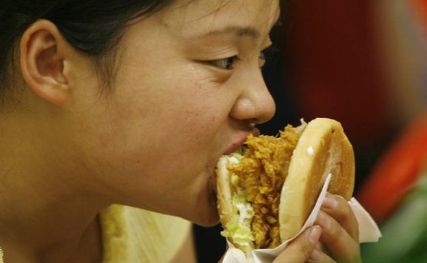 Comer mal mata más que el tabaco