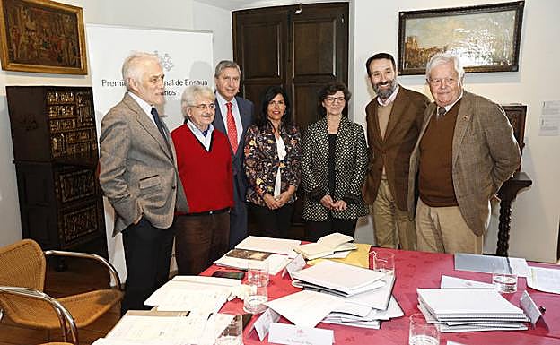 Jurado del Premio Internacional de Ensayo Jovellanos, reunido este jueves en Gijón.